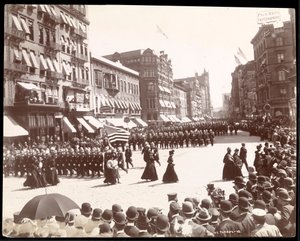 警察在1898年纽约纽约市警察游行中游行（银色明胶打印）